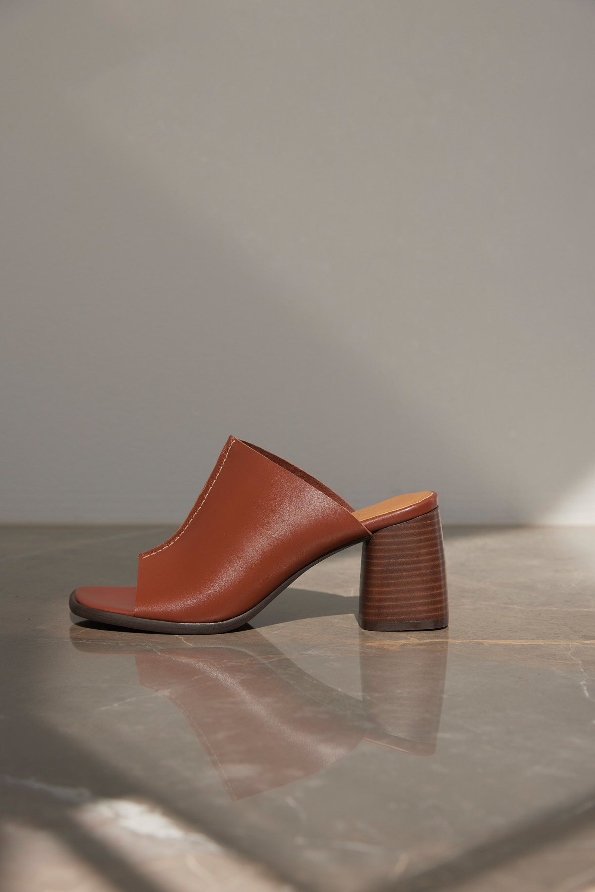 Mule with sculptural heel, Tan