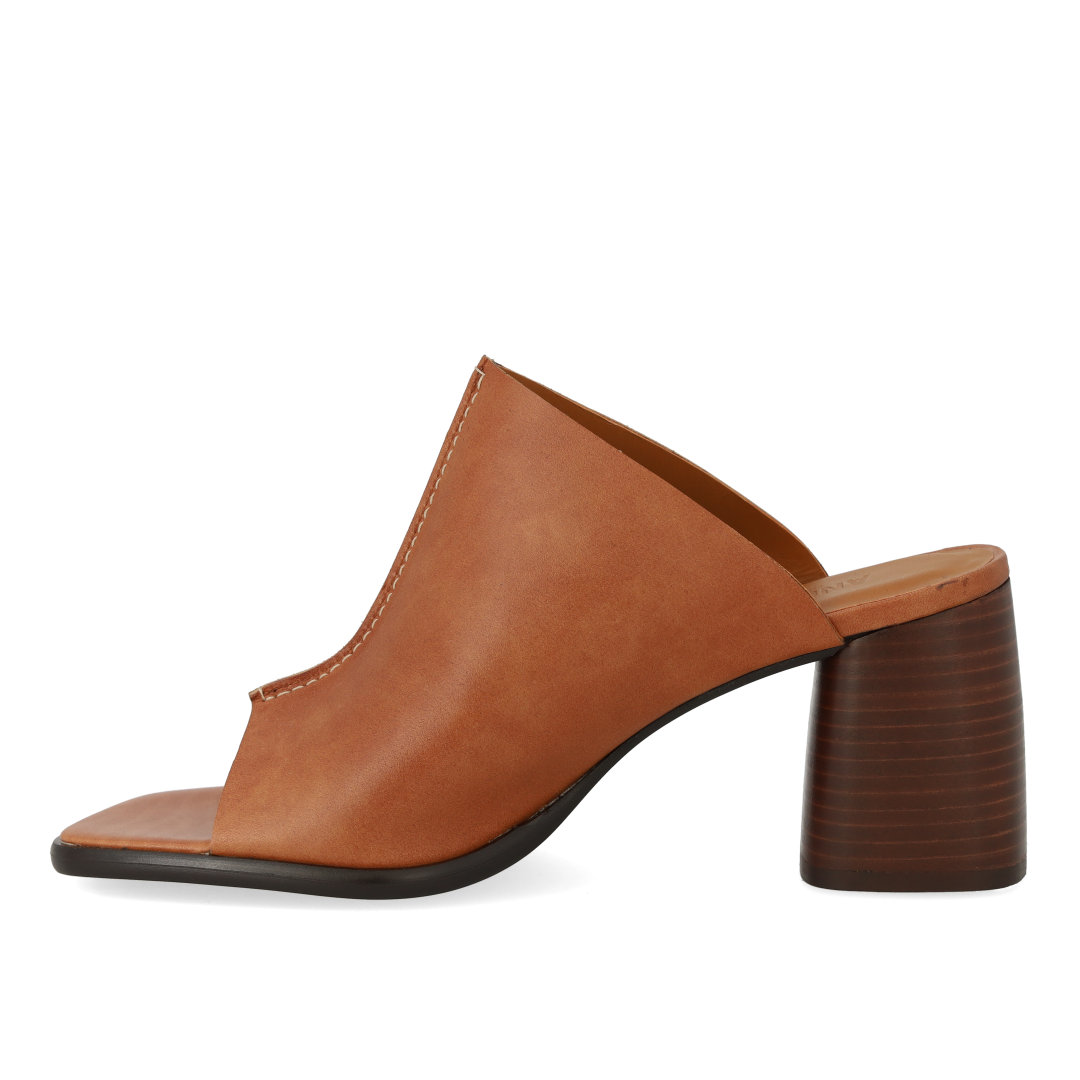 Mule with sculptural heel, Tan