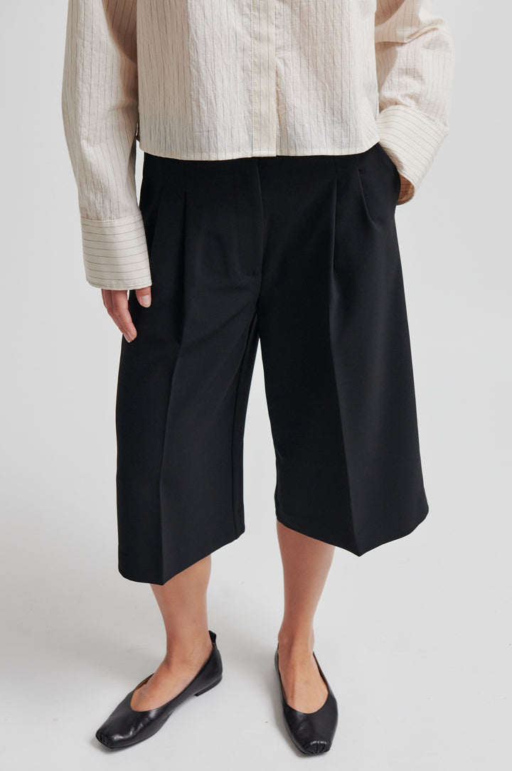 Flore Bermuda Shorts, Black