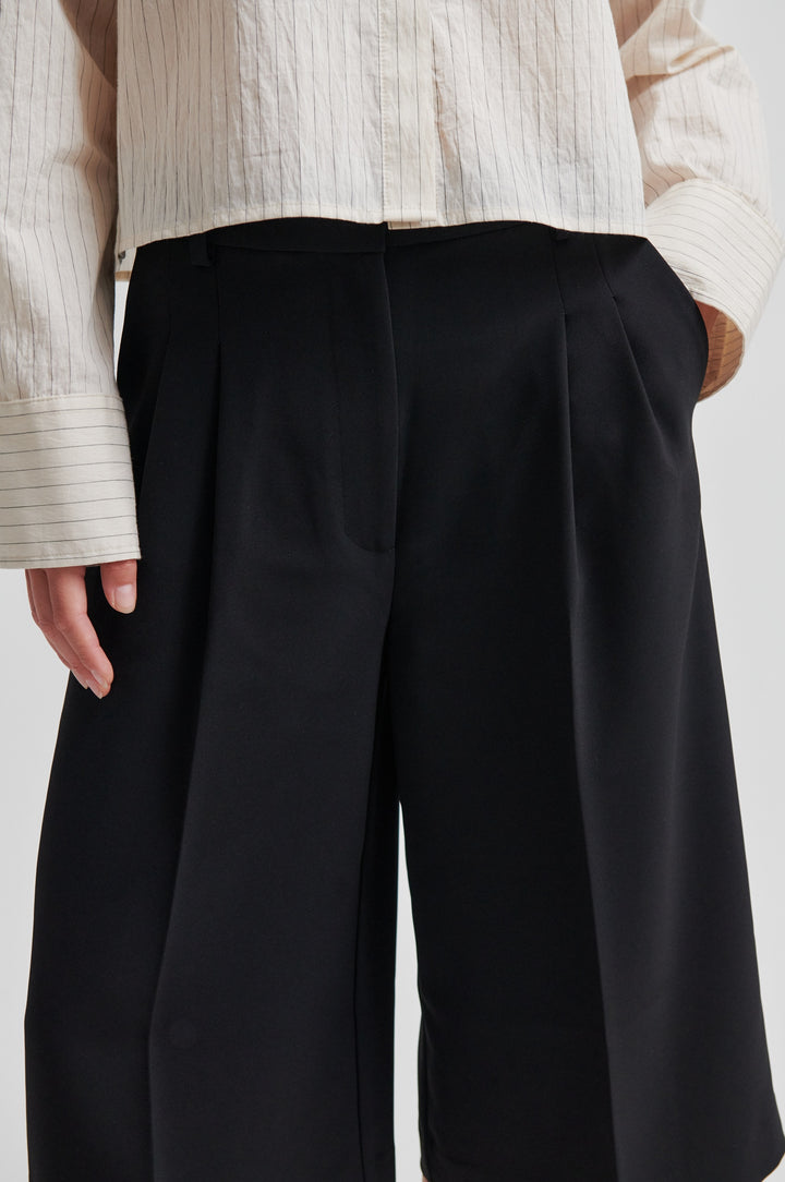 Flore Bermuda Shorts, Black