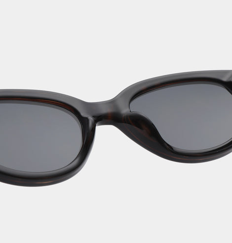 Winnie, Black