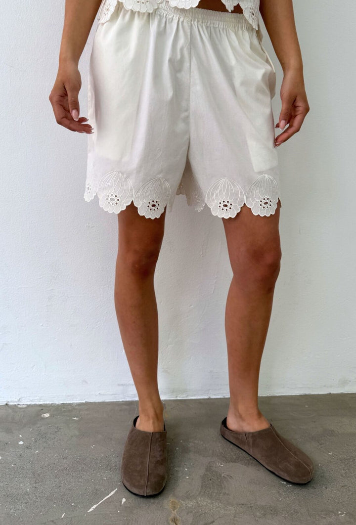 Saga Shorts, Off White